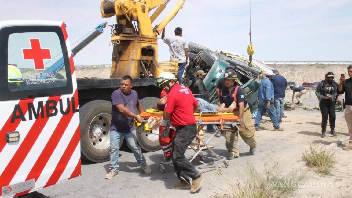 Muere trailero que quedó prensado en carretera Parras-Paila