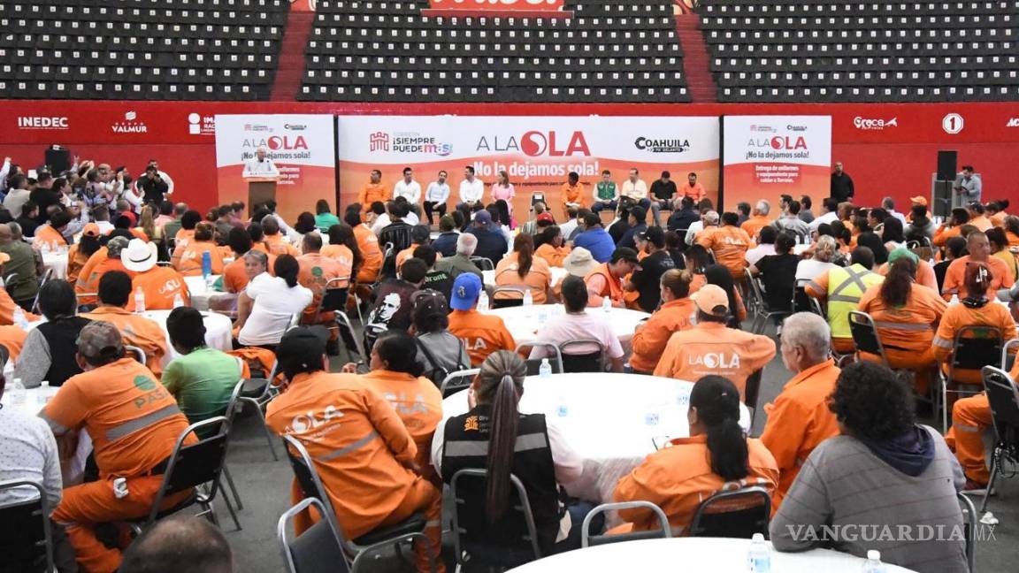 Entregan uniformes y estímulos para los héroes que limpian Torreón