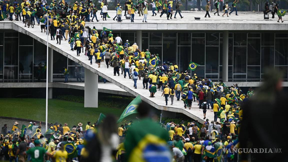 $!Centenas de seguidores de Jair Bolsonaro invadieron la sede del Congreso Nacional.