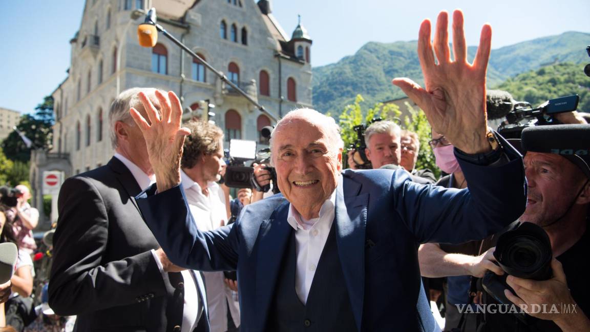 $!El expresidente de la FIFA Joseph Blatter (c) saluda a la prensa después de que se anunció el veredicto, en Bellinzona, Suiza.