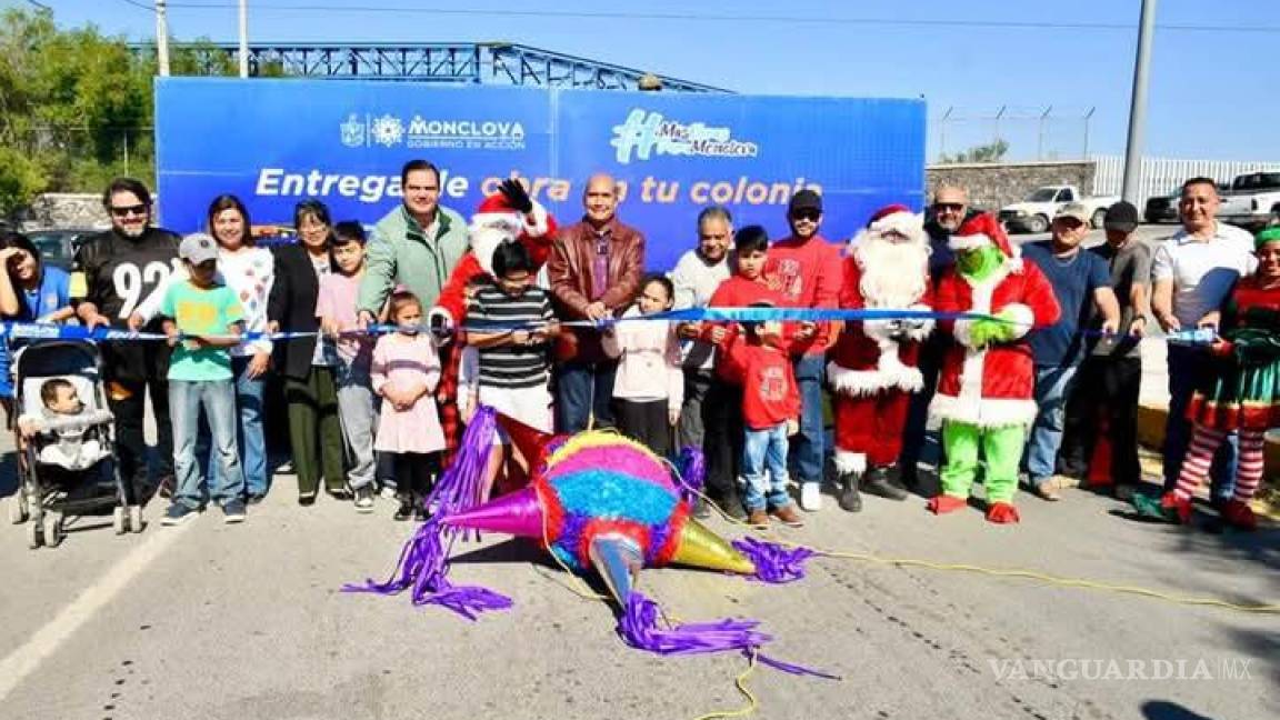 En medio de celebración navideña, alcalde de Monclova festeja y entrega obra de recarpeteo