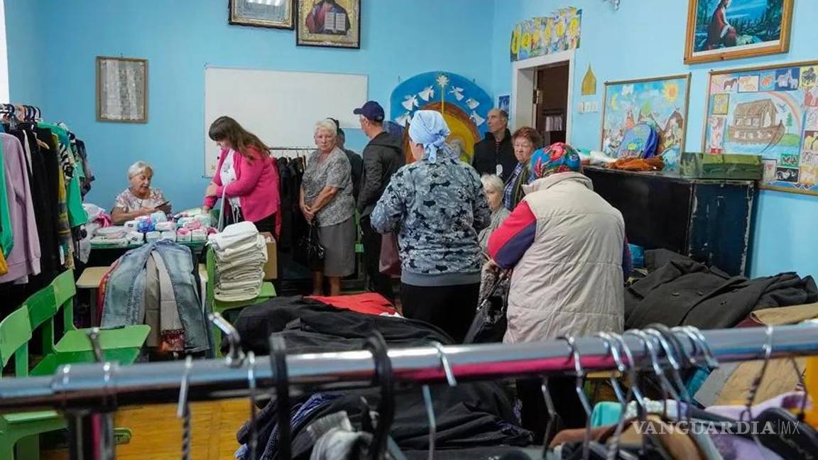 $!Civiles que fueron evacuados de la región de Kursk, fronteriza con Ucrania, reciben ayuda humanitaria.
