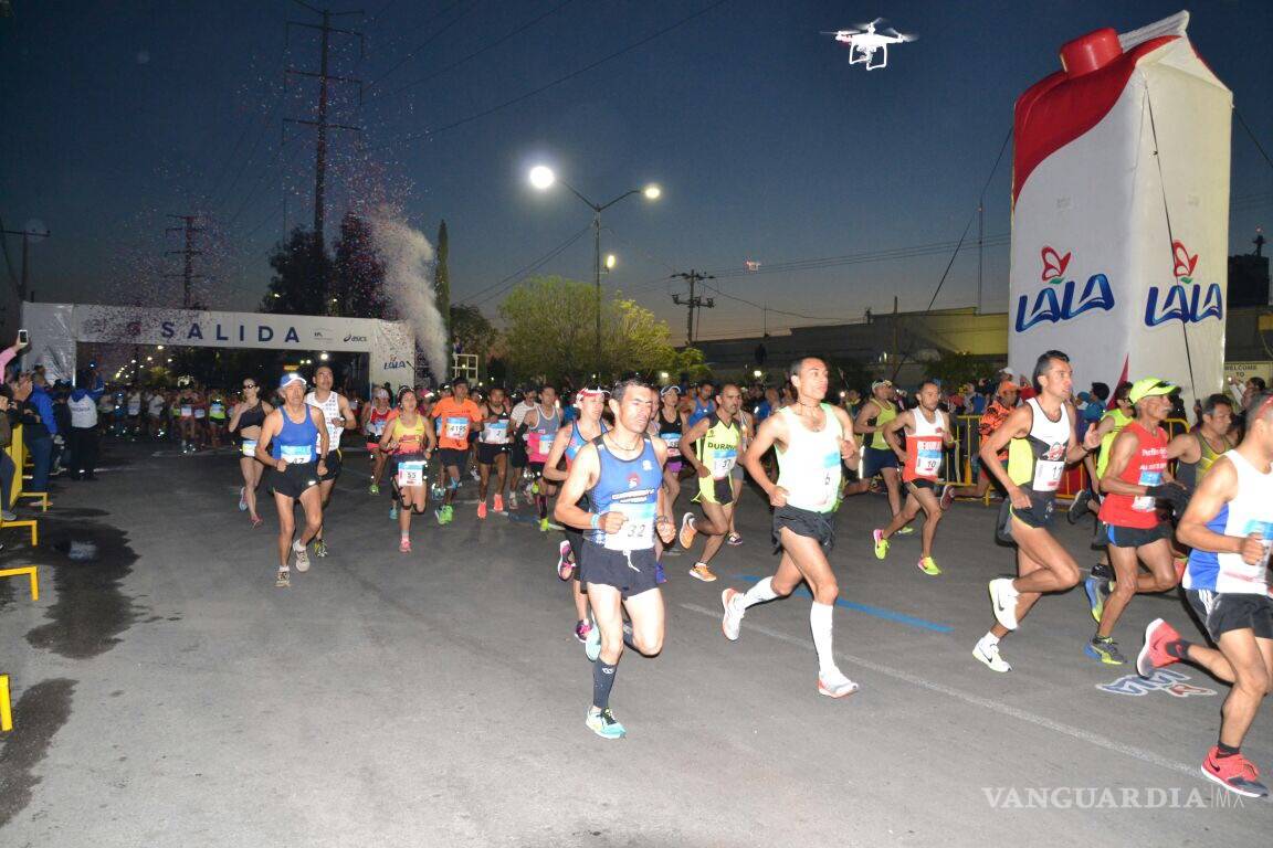 $!Novios laguneros ganan el Maratón LALA