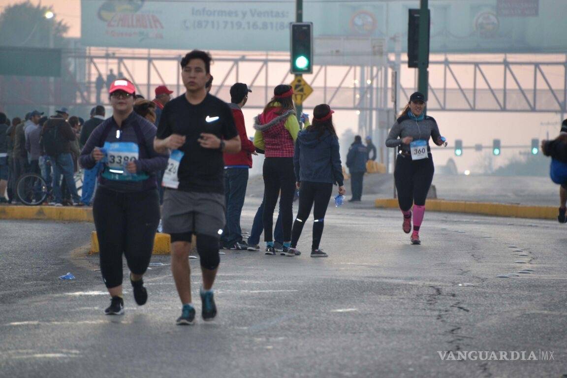 $!Novios laguneros ganan el Maratón LALA