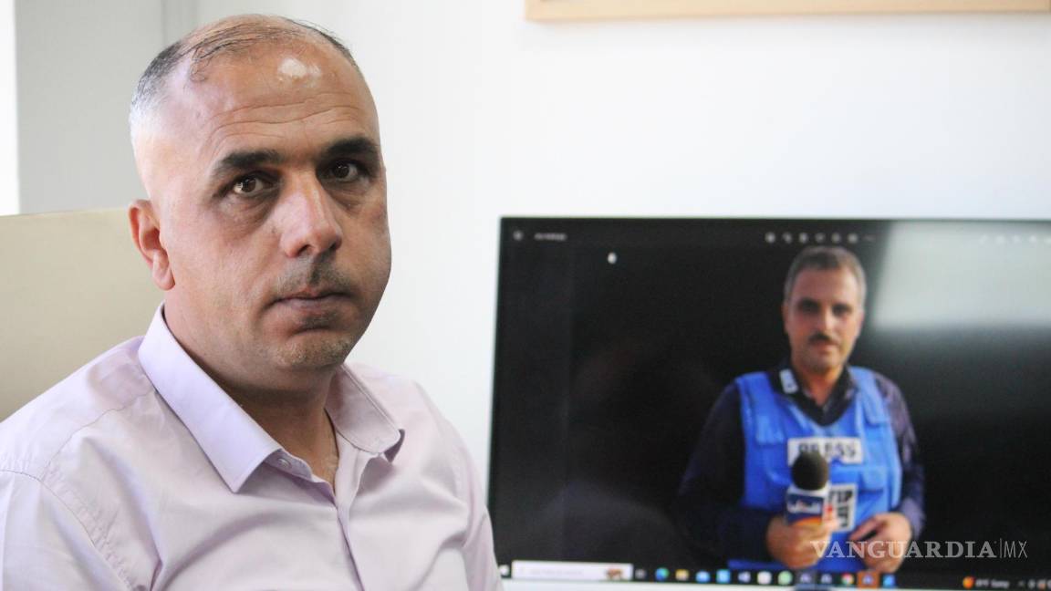 $!Israel apuntó directamente contra su domicilio, hubo un impacto directo sobre su casa, denuncia a EFE Mohamed Bargouti (c), director de noticias de Palestine TV.