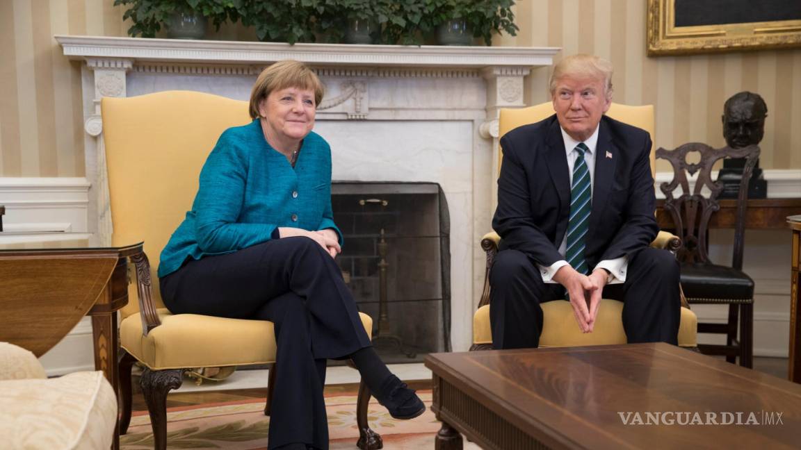 Merkel recuerda en sus memorias cómo fue tratar con Trump y Putin