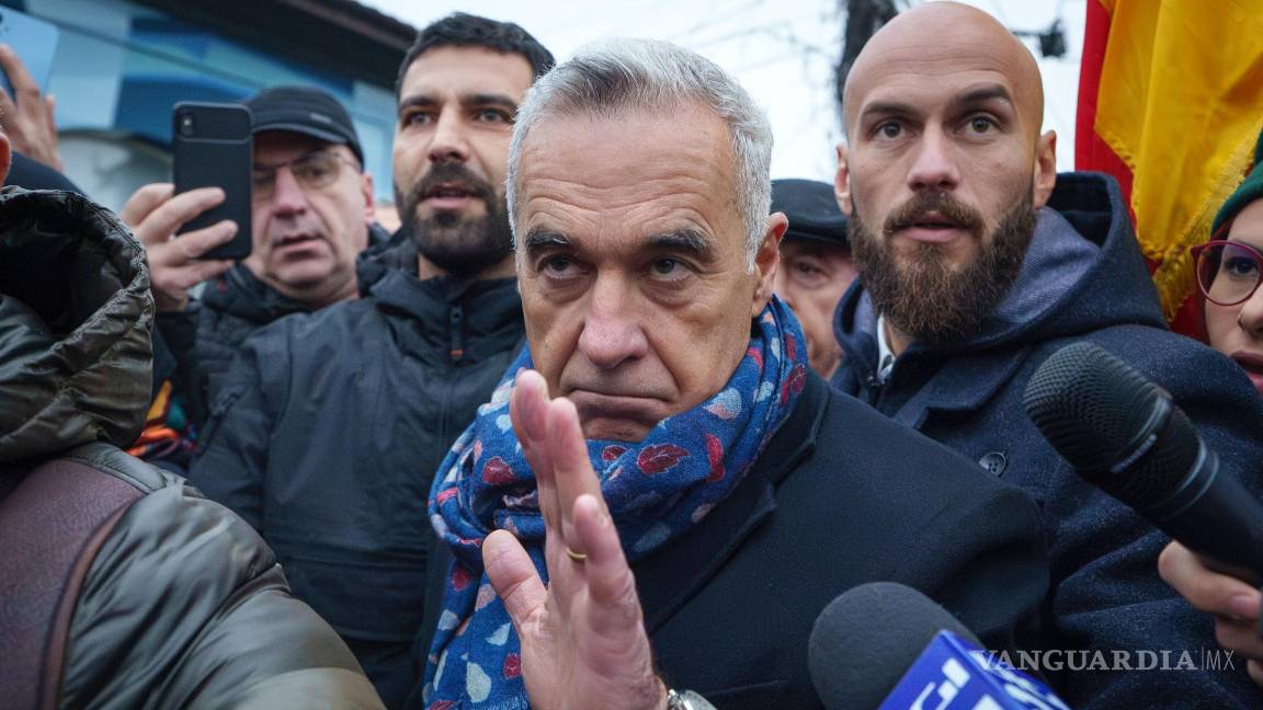 $!Calin Georgescu (c) candidato independiente a la presidencia que ganó la primera vuelta de las elecciones presidenciales en Mogosoaia, Rumania.