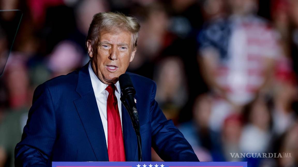 $!El candidato presidencial republicano Donald Trump habla en un mitin de campaña en el Greensboro Coliseum en Greensboro, Carolina del Norte.