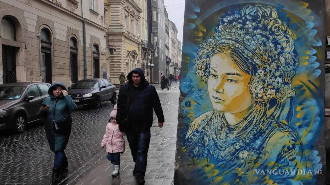 $!La defensa contra la invasión rusa encuentra un reflejo en el arte callejero ucraniano con un mural en Leópolis.