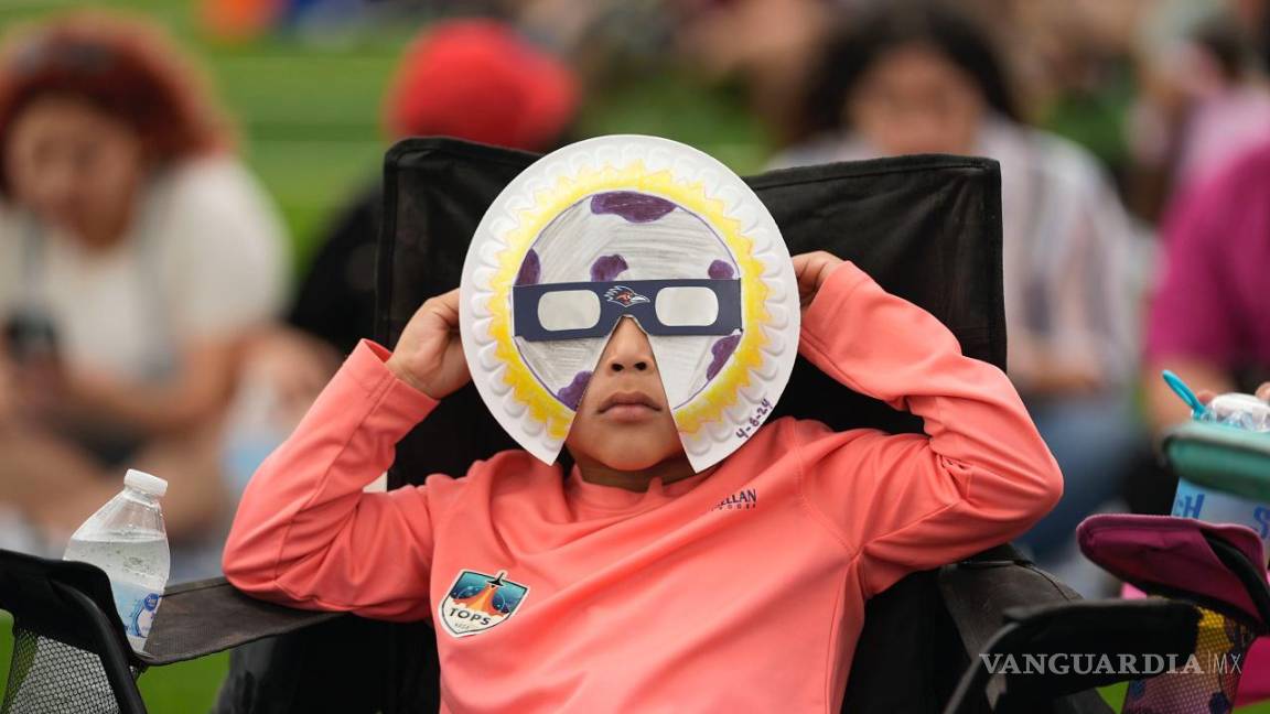 $!Yurem Rodríguez observa cómo la luna cubre parcialmente el sol durante un eclipse solar total, visto desde Eagle Pass, Texas.