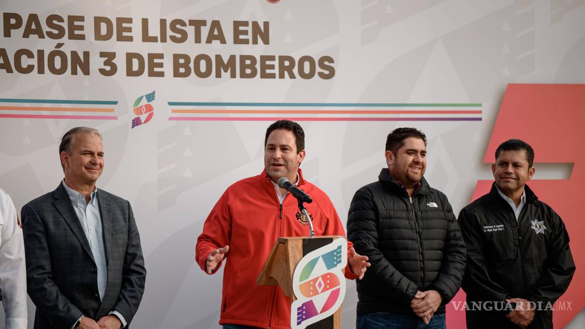 $!El alcalde reconoció el trabajo del Cuerpo de Bomberos de Saltillo, reafirmando su compromiso de mejorar las condiciones laborales y de seguridad de los bomberos.