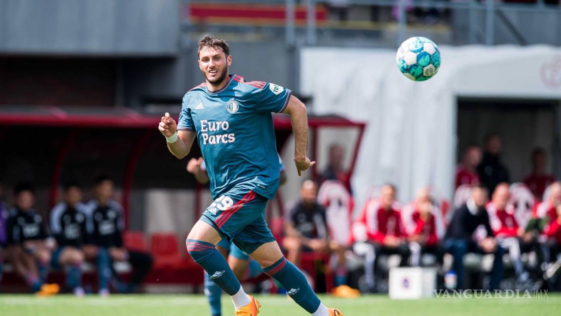 ‘Santi’ Giménez se aleja del título de máximo goleador en la Eredivisie