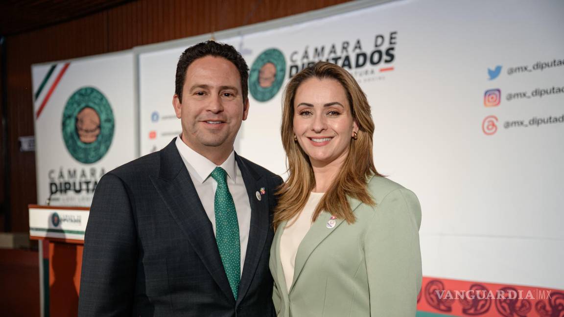 $!Javier Díaz González, junto a su esposa Luly López Naranjo, reafirmó el compromiso del DIF Saltillo con los derechos de niñas y niños.