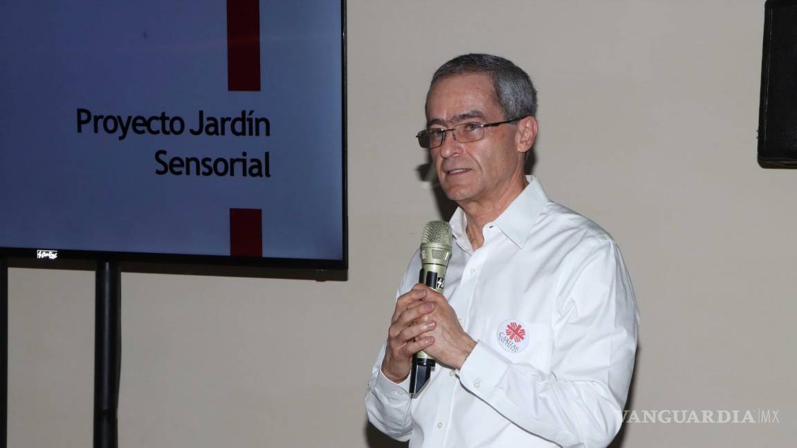 $!El presidente de Cáritas, Luis Arizpe, destaca el impacto del Jardín Sensorial en la rehabilitación de los adultos mayores de la Casa Hogar.