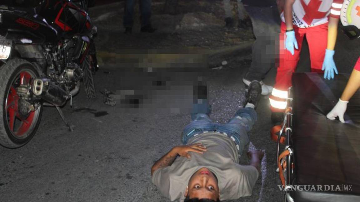 $!Paramédicos de la Cruz Roja valoraron al motociclista tras ser derribado en el bulevar Miguel Hidalgo.