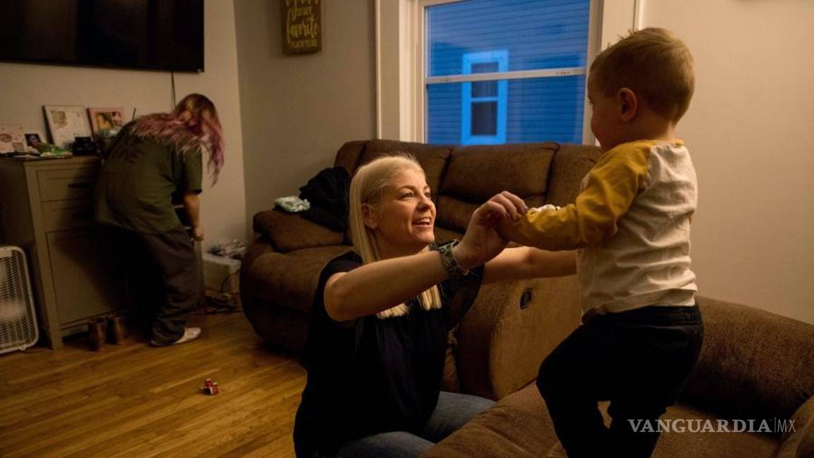 $!Tammy Cunningham y su hijo, Calum, que nació prematuramente, en su casa de Kokomo, Indiana.