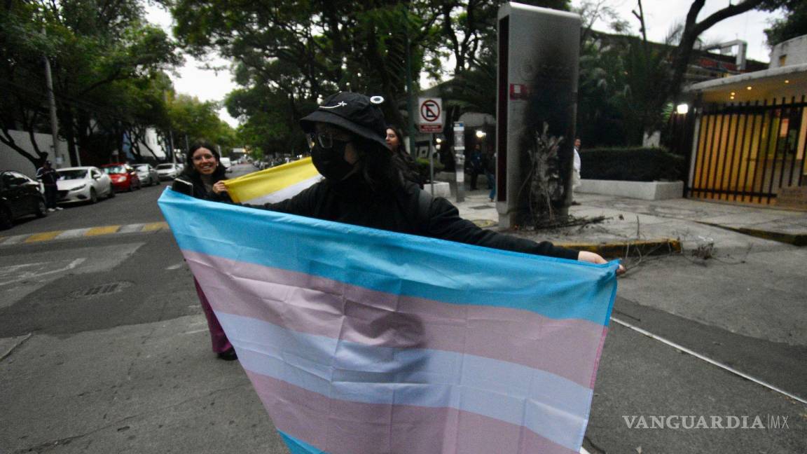 Personas trans en situación de calle protestan afuera del INVI-CDMX; exigen viviendas dignas