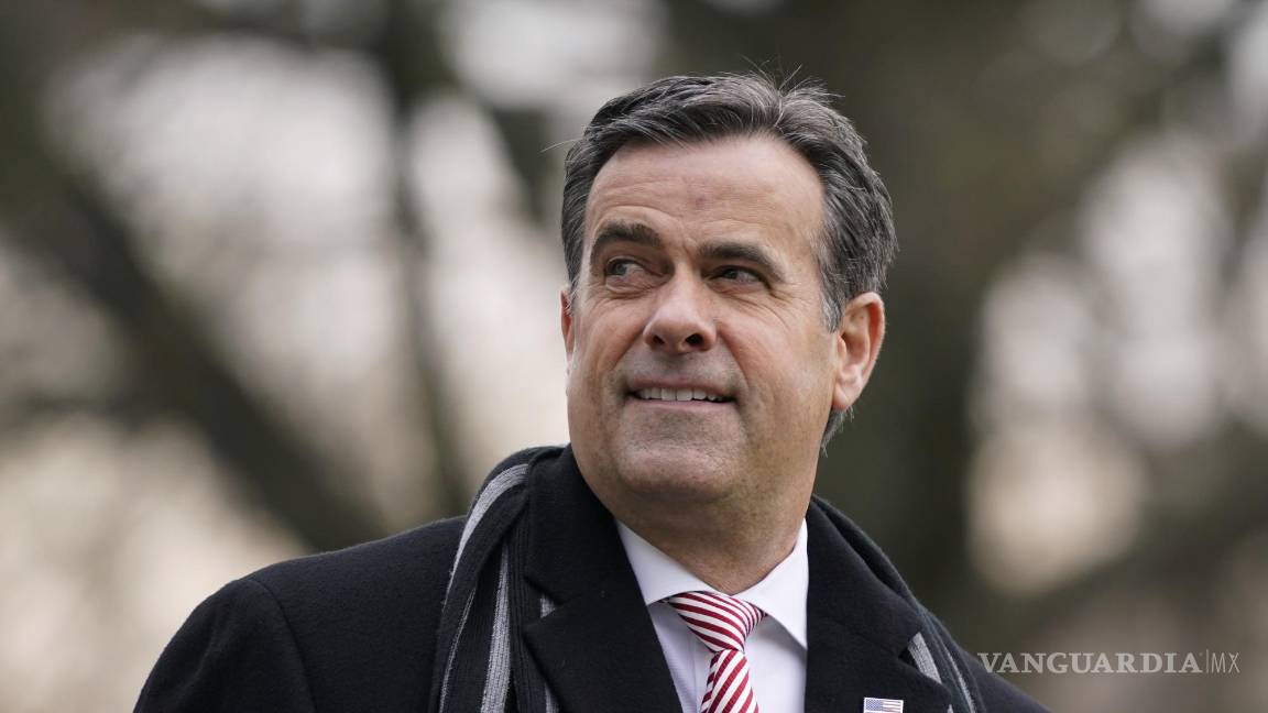 $!El director de Inteligencia Nacional, John Ratcliffe, espera para abordar el Marine One con el presidente Donald Trump en la Casa Blanca el 12 de diciembre de 2020.