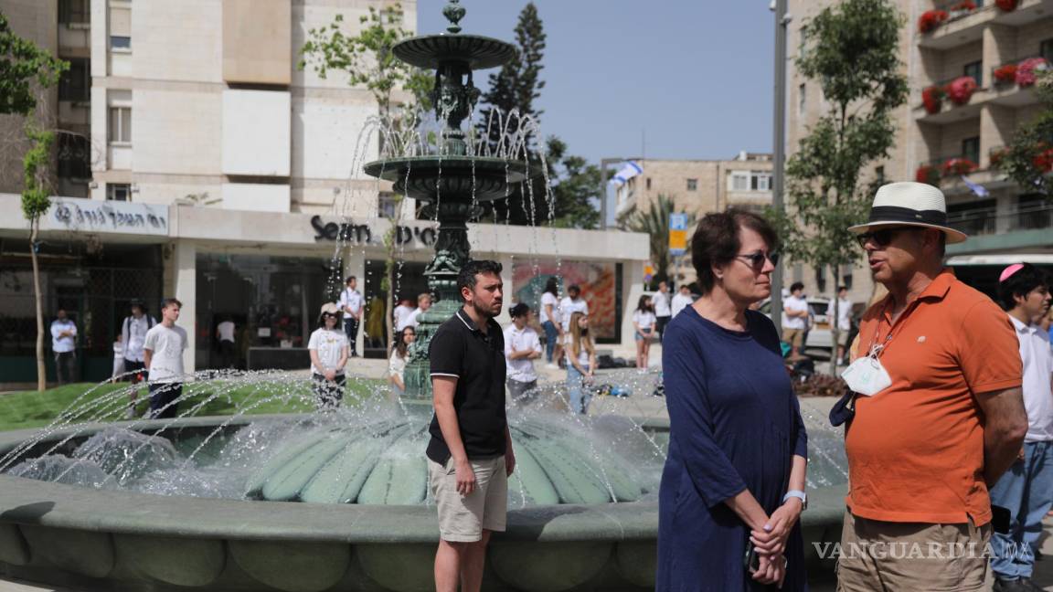 $!La gente se queda quieta mientras suenan las sirenas en todo el país durante el Día de Conmemoración del Holocausto, en Jerusalén, Israel.