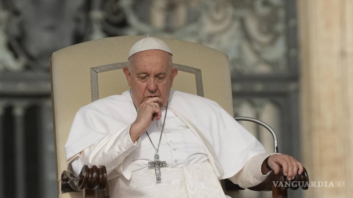 $!El Papa Francisco asiste a la audiencia general semanal en la Basílica de San Pedro del Vaticano.