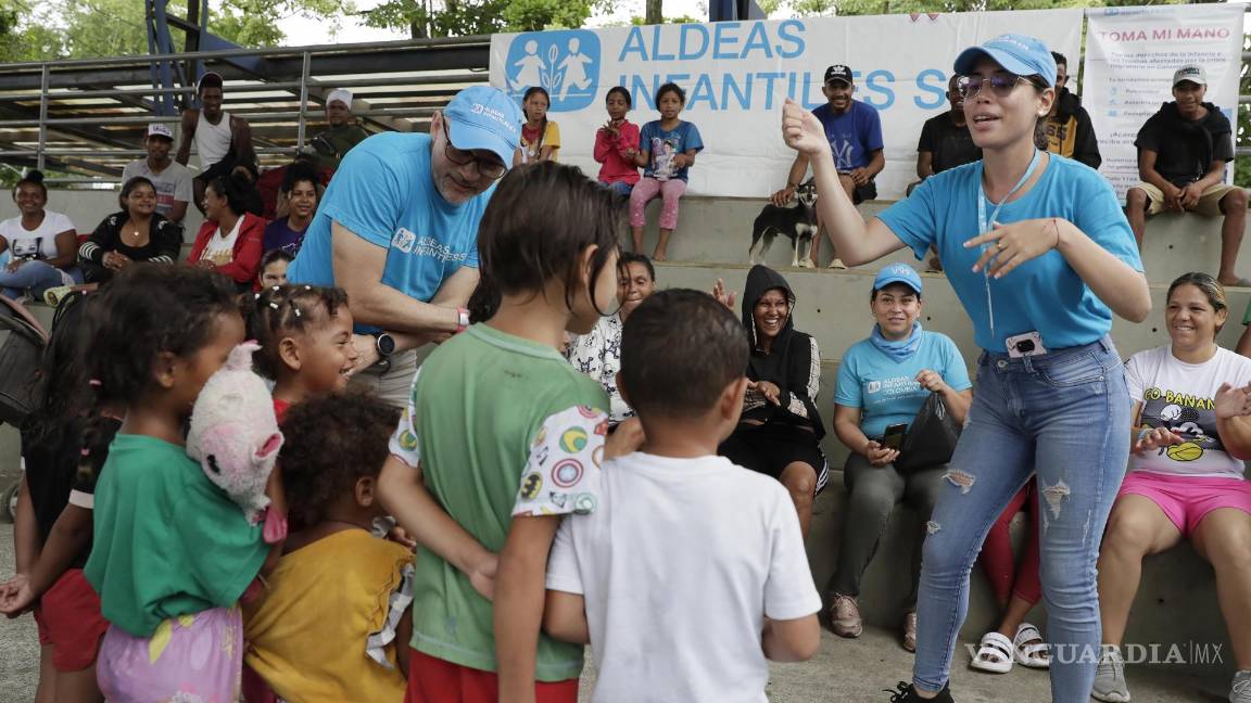 $!Una funcionaria de Aldeas Infantiles juega con niños el 8 de julio de 2024 en Turbo (Colombia).