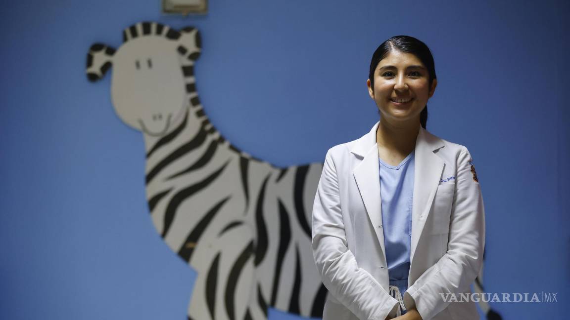 $!La encargada del área de lactancia del Hospital Civil 'Dr. Juan I. Menchaca', Paula de la Cruz Salazar, en Guadalajara (México).