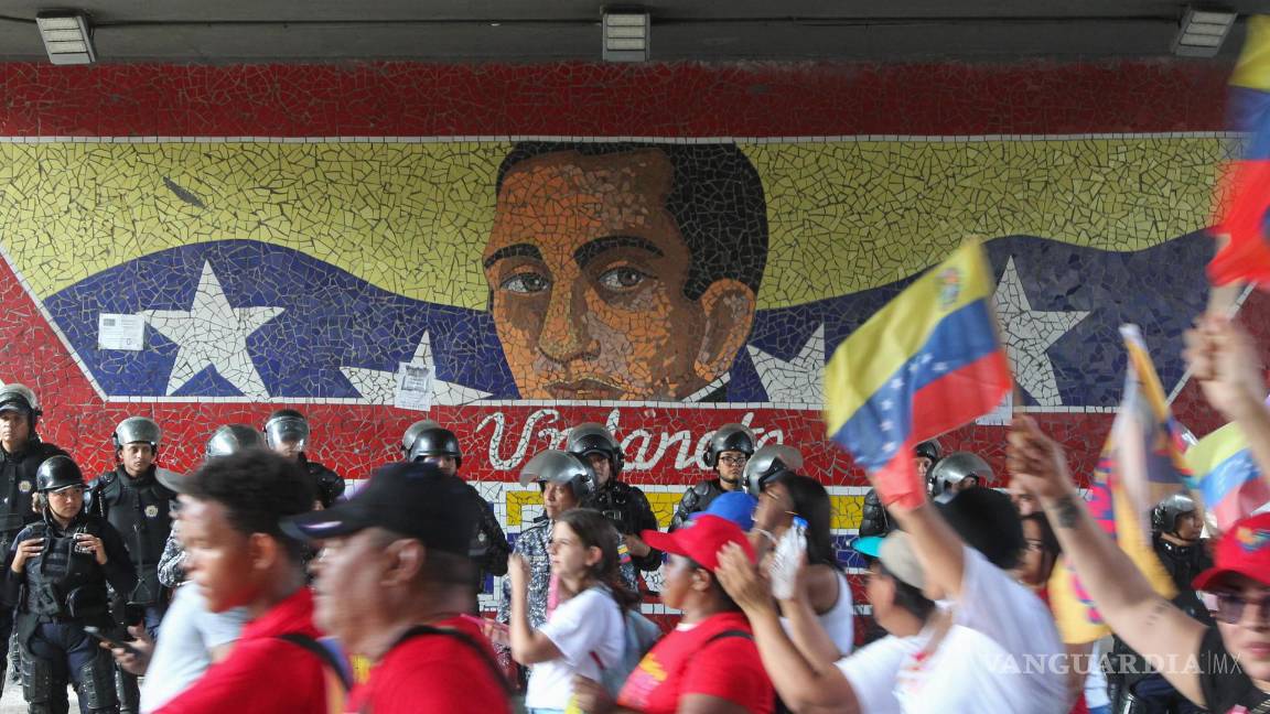 $!Empleados públicos participan en una marcha en apoyo al presidente de Venezuela Nicolás Maduro en Caracas, Venezuela.