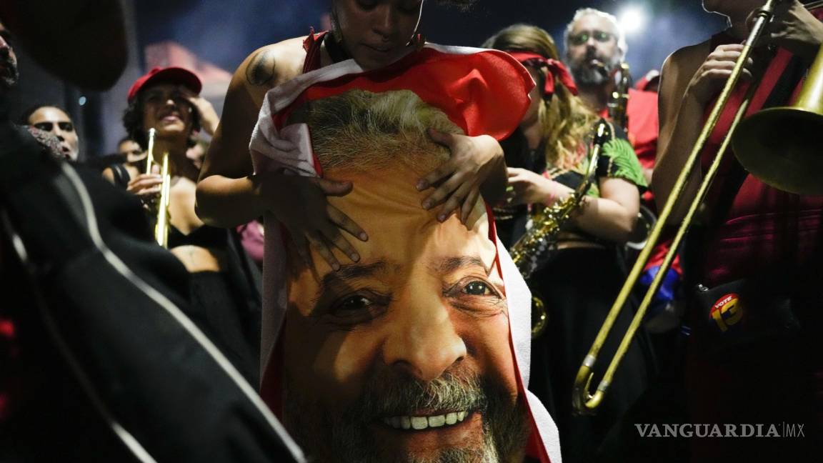 $!Un partidario del expresidente brasileño Luiz Inacio Lula da Silva sostiene una bandera adornada con el rostro de da Silva en Sao Paulo, Brasil.