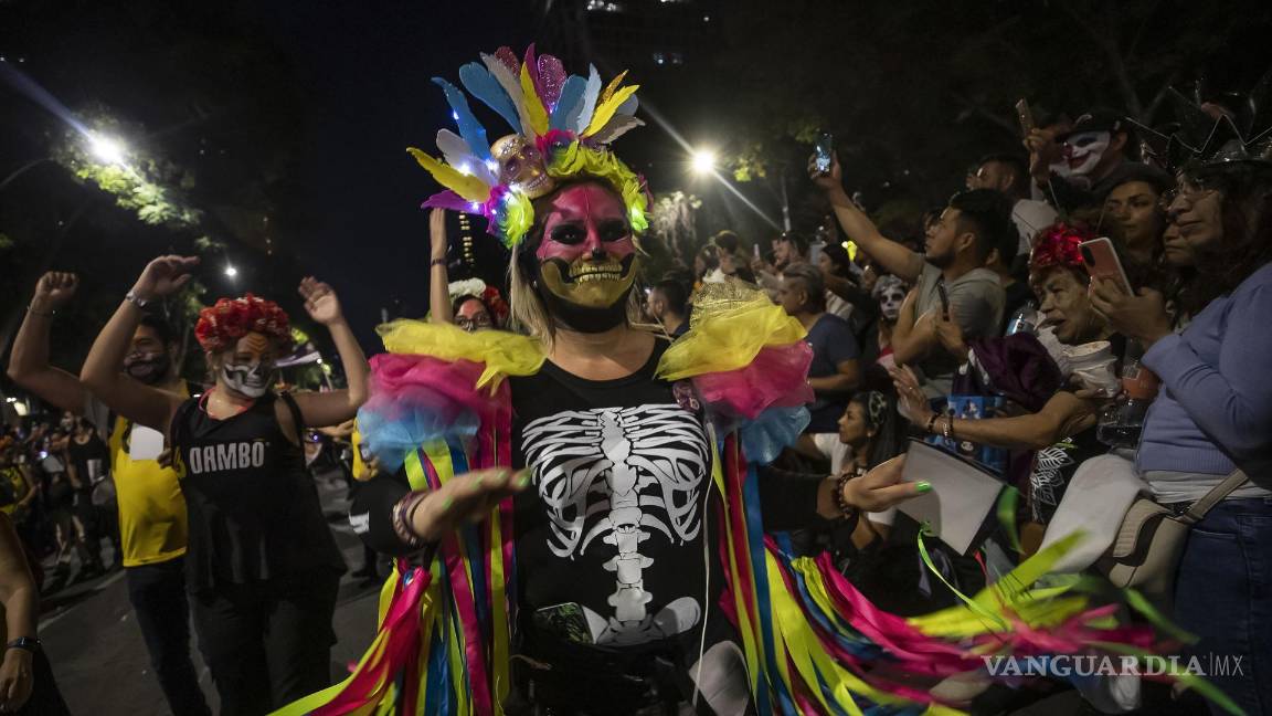 $!Personas caracterizadas de Catrinas participan en la Procesión de Catrinas como parte de las celebraciones por el Día de Muertos, en Ciudad de México.