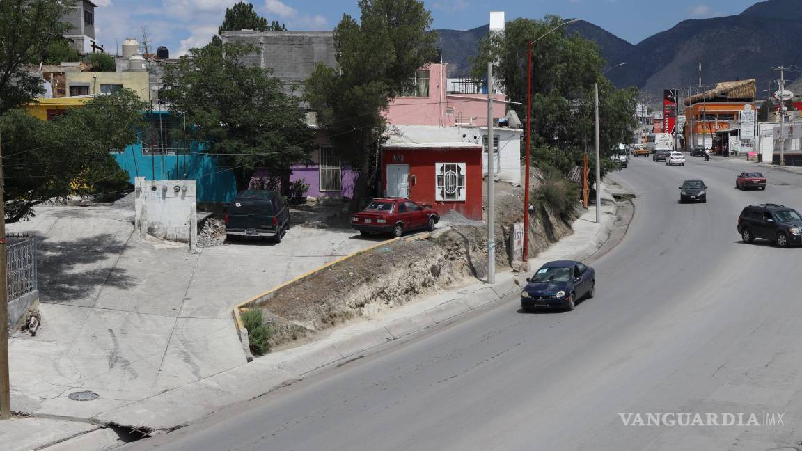 $!La pendiente del bulevar ayuda a que el agua baje con mayor fuerza.