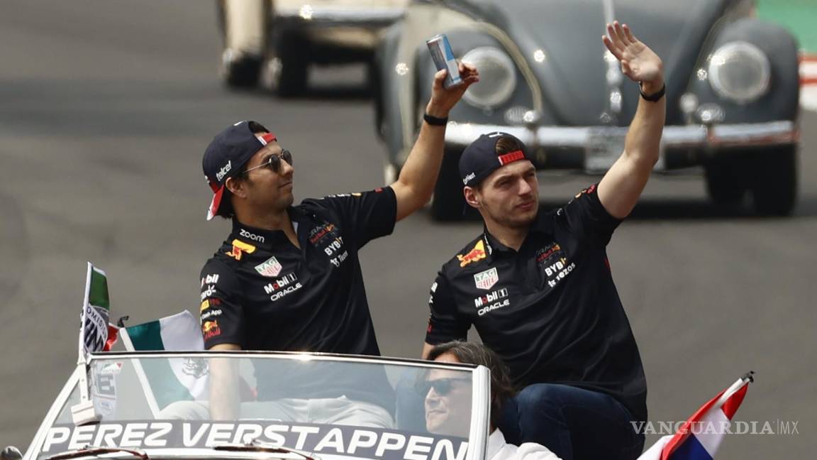 $!Sergio Pérez (i) y el holandés Max Vertapeppen, de Red Bull Racing, saludan en el desfile previo a la carrera por el GP de Mexico.