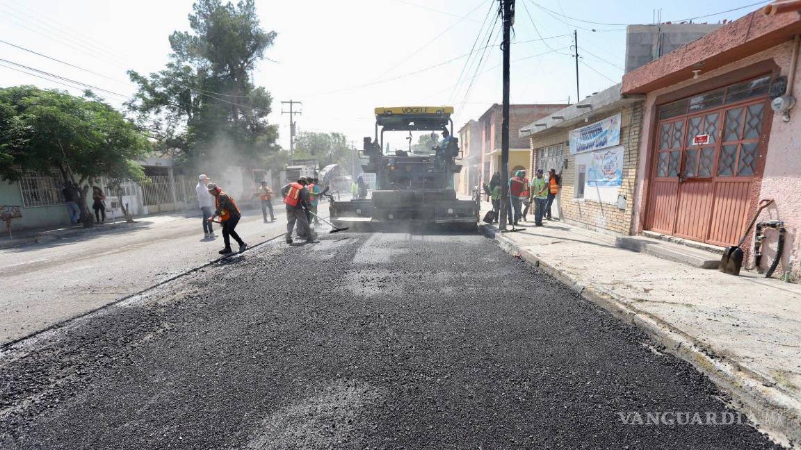 $!El recarpeteo en diversos sectores de Saltillo se está llevando a cabo.