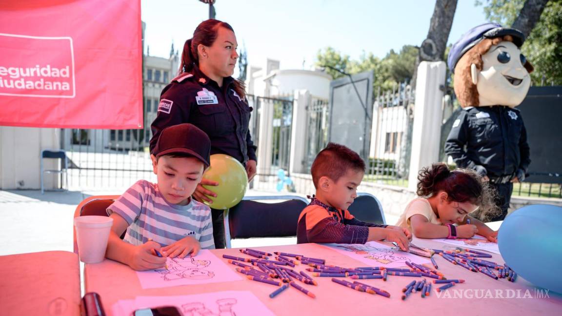 $!Elementos de la Policía Montada y Turística participaron en dinámicas de cercanía con la niñez saltillense, fortaleciendo la relación entre ciudadanía y cuerpos de seguridad.