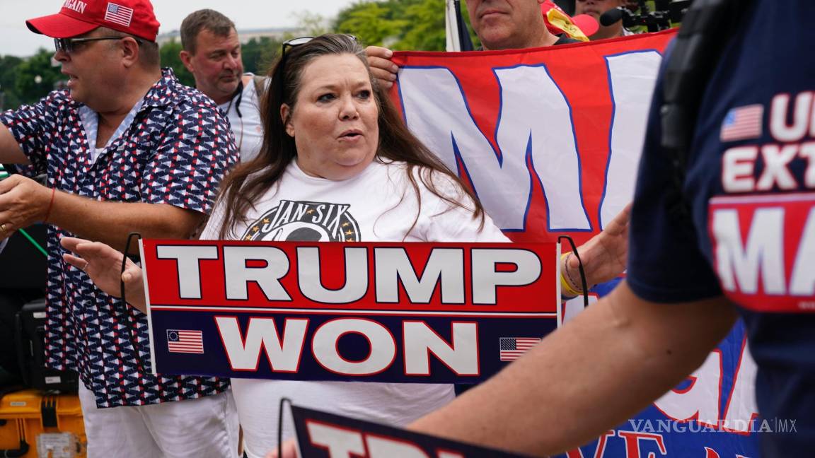 $!Partidarios del expresidente Donald Trump se reúnen en el Palacio de Justicia Federal de Estados Unidos en Washington.