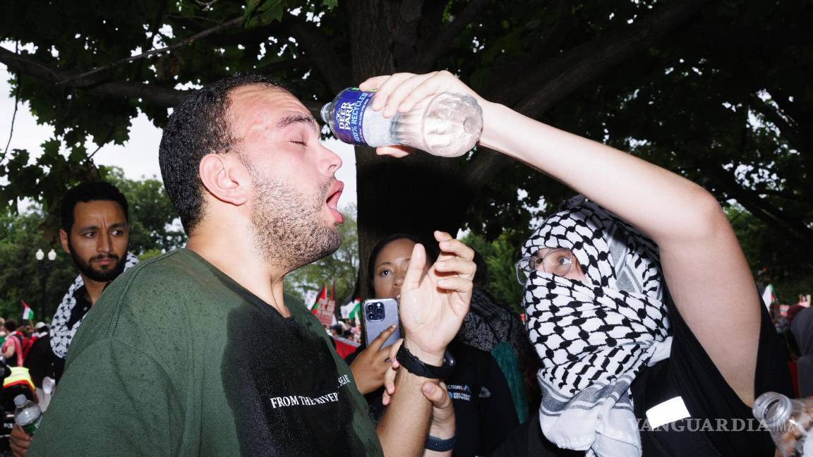 $!Durante el discurso de Netanyahu, en el exterior del Congreso miles de personas realizaban protestas. En la imagen, un joven recibe agua luego de que la policía lanzara gas lacrimógeno.