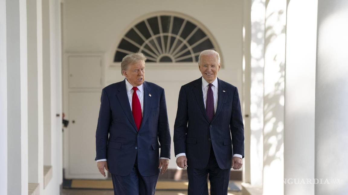 $!El presidente Joe Biden (d), camina hacia el Despacho Oval con el presidente electo Donald Trump en Washington.
