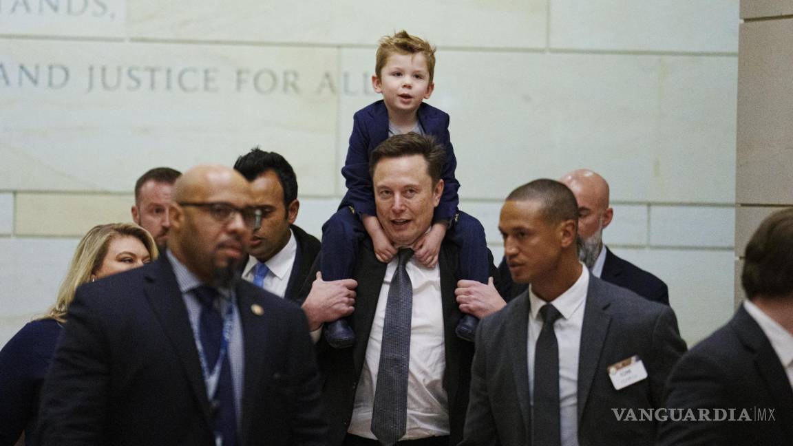 $!El empresario estadounidense Elon Musk (C) y su hijo X vÜ A-Xii (arriba), salen de una reunión del grupo DOGE celebrada en el Capitolio en Washington.