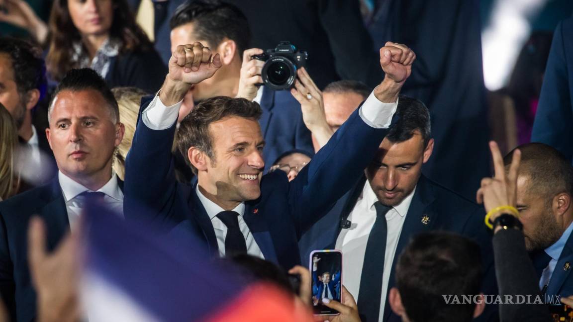 $!El presidente francés, Emmanuel Macron, reacciona con sus partidarios después de ganar la segunda vuelta de las elecciones presidenciales francesas.