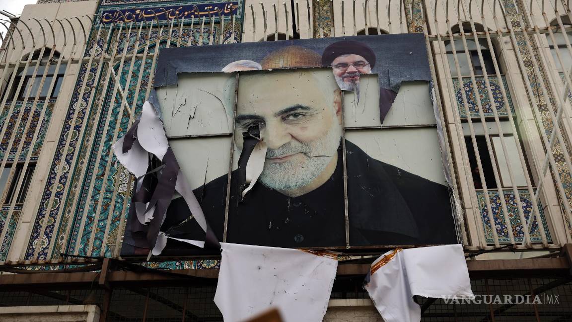 $!Una imagen rota del general iraní Qassem Soleiman en la fachada de la embajada de Irán después de que las fuerzas de la oposición tomaron el control de la ciudad.