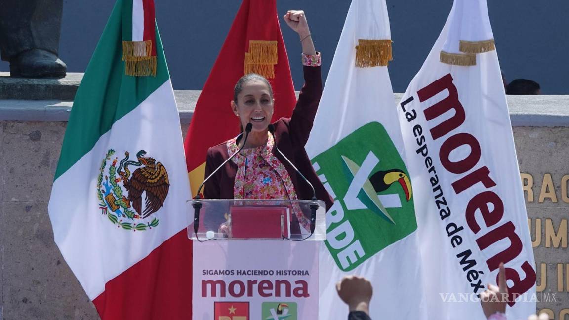 $!Claudia Sheinbaum, candidata a la presidencia por Morena, da un discurso después de recibir su constancia en las instalaciones del IINE.