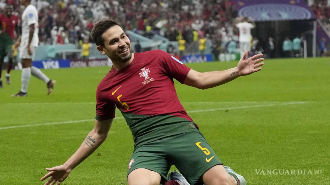 $!Raphael Guerreiro celebrando su gol con Portugal.