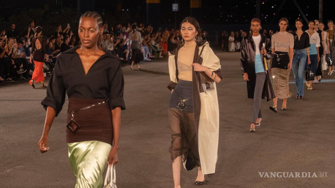 $!Modelos presentan creaciones de Tory Burch durante la Semana de la Moda de Nueva York en el Pier 76, en Nueva York.