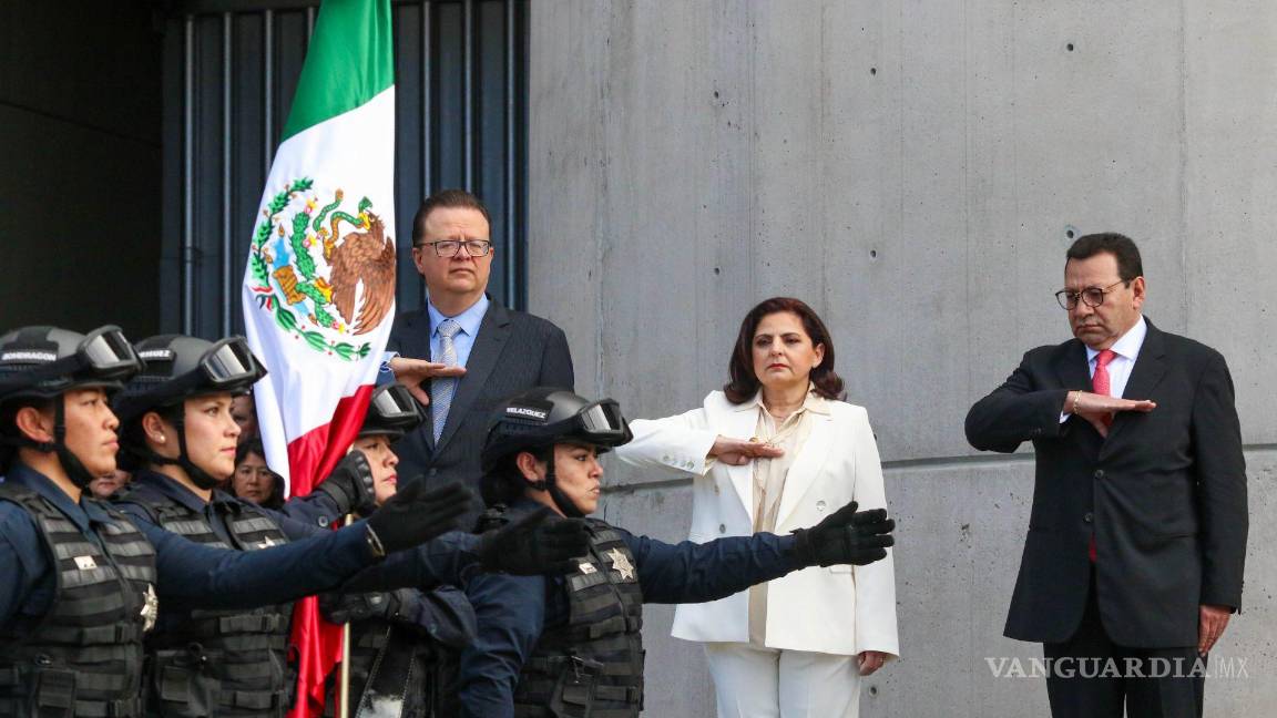 $!Mónica Soto, magistrada presidenta del TEPJF, encabezó el izamiento de bandera para inaugurar la primera sesión del tribunal, hace unos días fue nombrada como presidenta. La acompañaron los magistrado Felipe de la Mata y Felipe Fuentes.