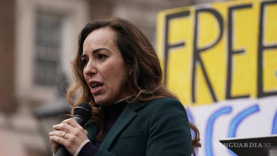 $!Stella Assange, esposa de Julian Assange, habla frente a los Tribunales Reales de Justicia en Londres, el martes 20 de febrero de 2024.