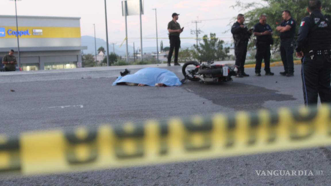 Repartidor de comida muere al chocar en su moto; camioneta se le atravesó en Ramos Arizpe