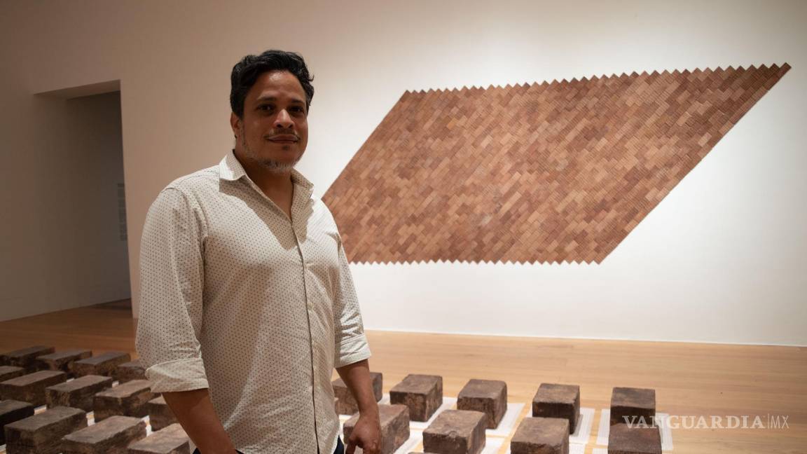 $!Adán Vallecillo con sus obras Brownies Monterrey (2023) y Filograma (2020).