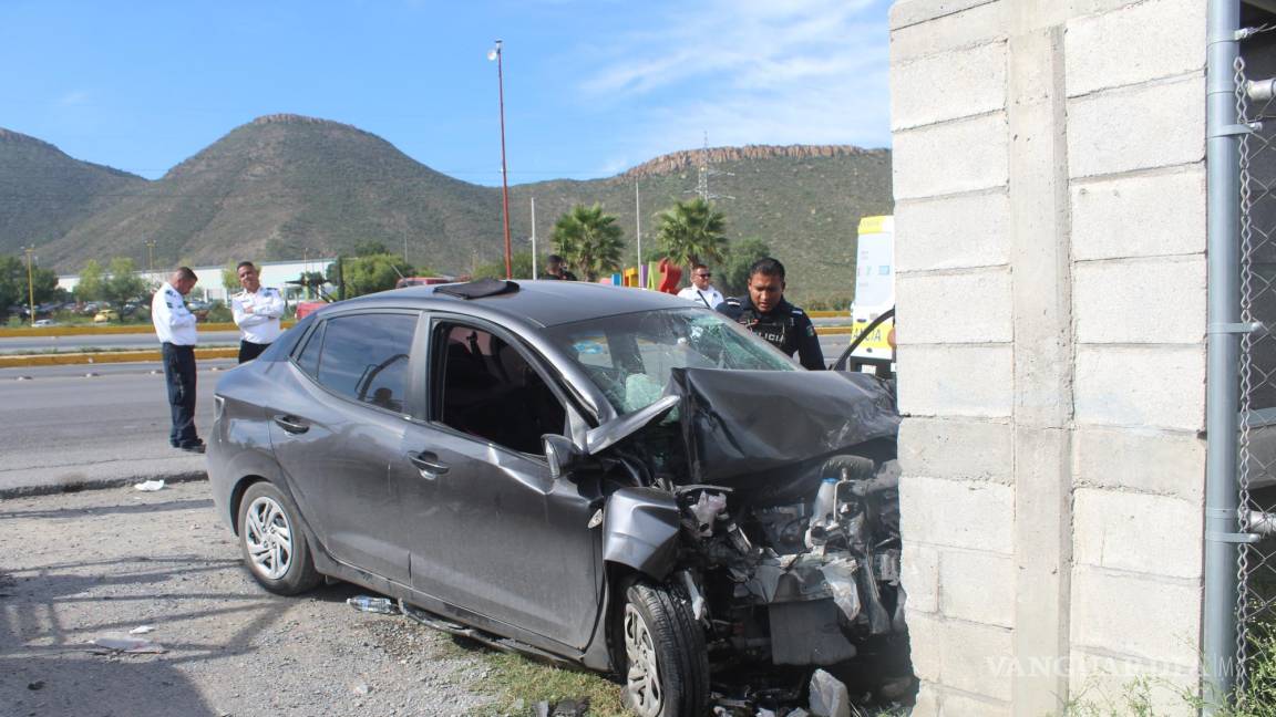 No respeta alto y provoca accidente en Saltillo; dos personas resultan lesionadas