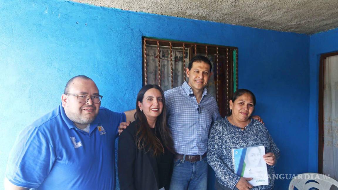 $!El rector Octavio Pimentel Martínez, acompañado por Aurora Patricia Gómez Yáñez y Josué Emmanuel Lara Gómez, hizo entrega de la Guía de Estudio en Braille.