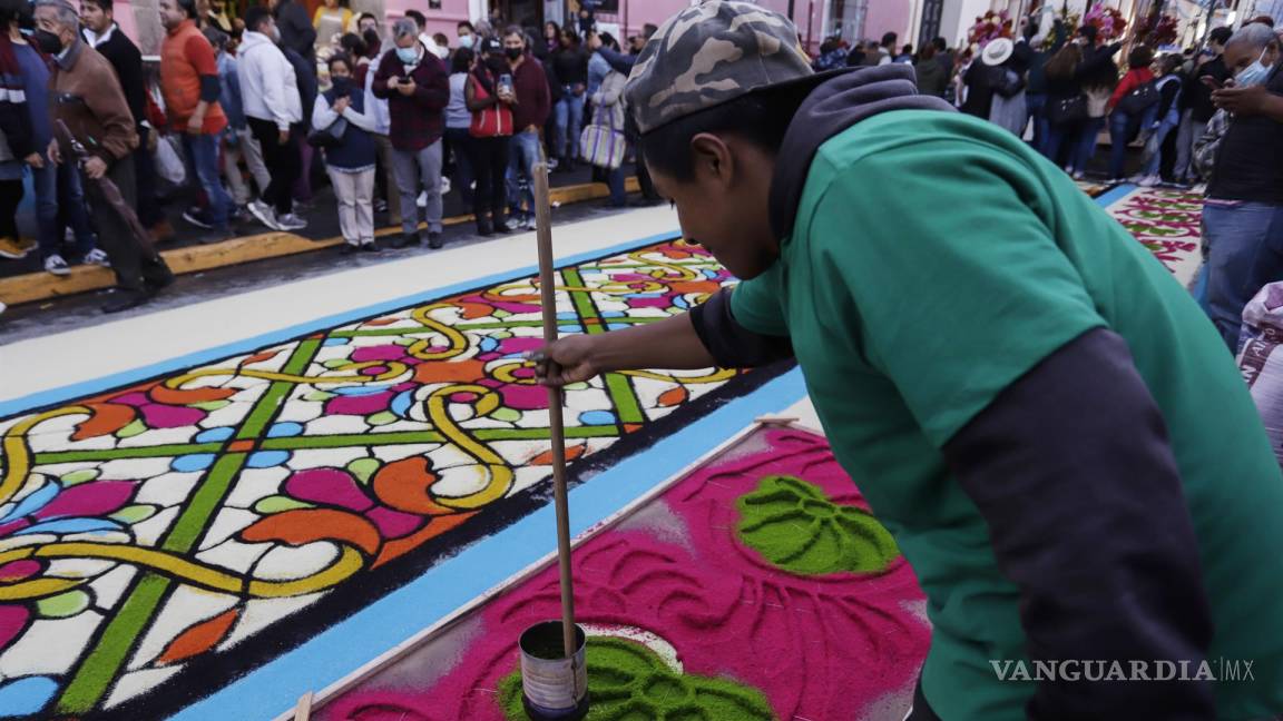 $!Un grupo de artesanos elaboran alfombras de colores de aserrín en la “Noche que Nadie Duerme” hoy, en el municipio de Huamantla, estado de Tlaxcala.