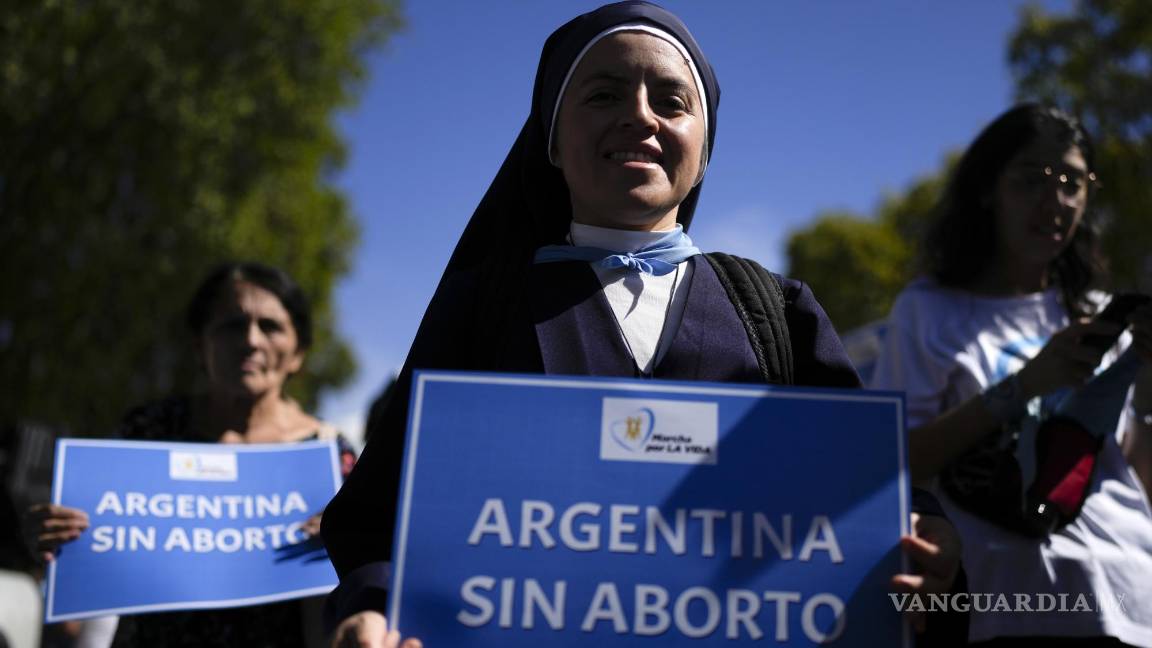$!Una monja sostiene una pancarta con un mensaje que dice Argentina sin aborto durante una protesta contra el derecho al aborto, en Buenos Aires | Foto: AP